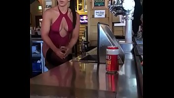 Nalgona bartender sirve cerveza